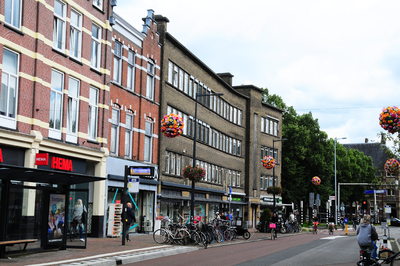 904729 Gezicht op de panden Nachtegaalstraat 82 (links) -hoger te Utrecht.